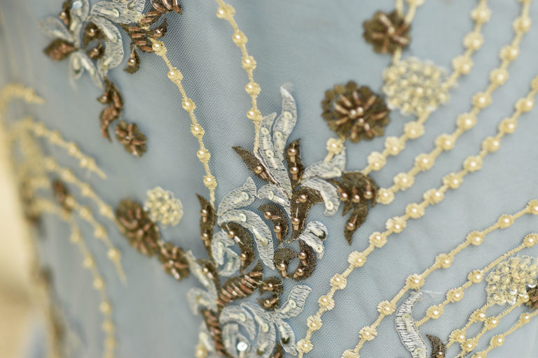 detail robe bleu perles